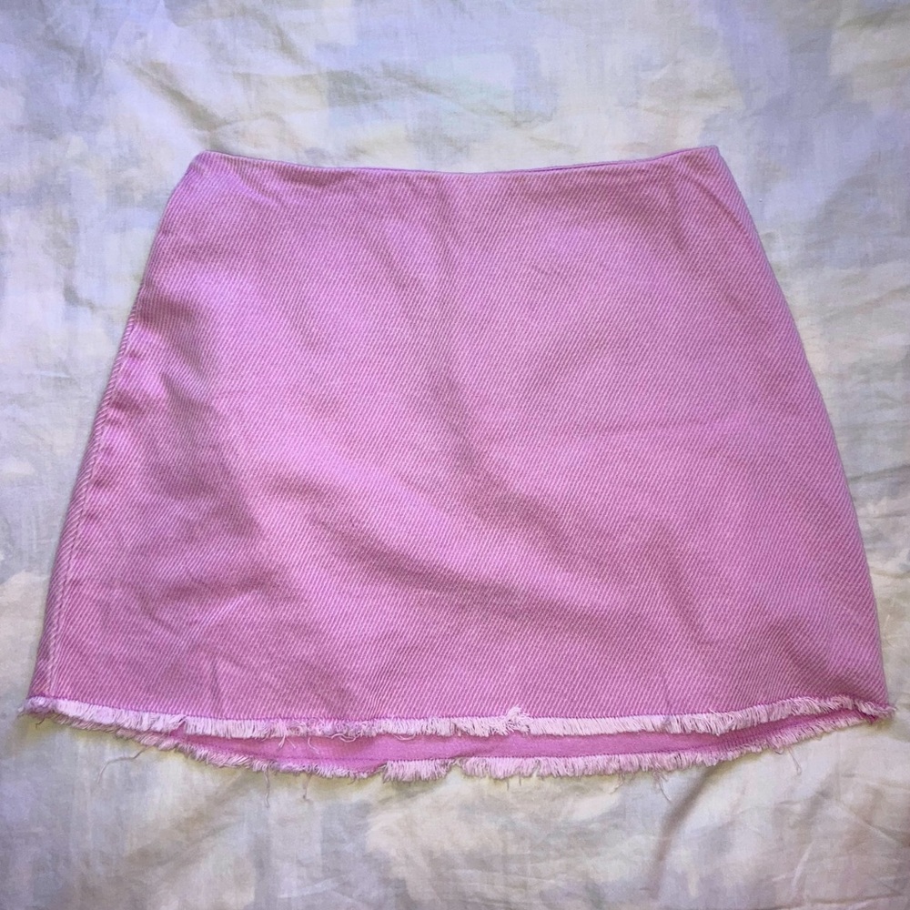 Pink fringed Urban Outfitters mini skirt
Color: pink
Size: M